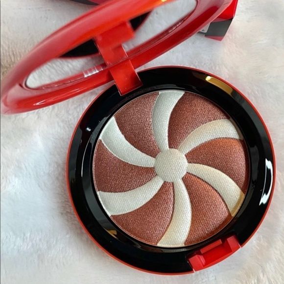 Hypnotizing hyper real glow bronzing powder in “Fortune Teller” - Picture 4 of 6